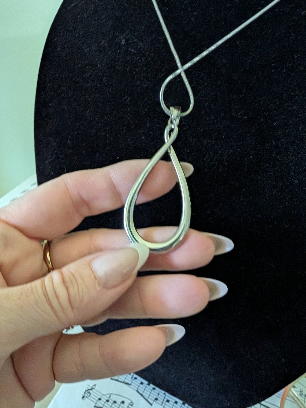 Vintage Silvertone Teardrop Pendant Necklace - Women Jewelry - Picture 7 of 12